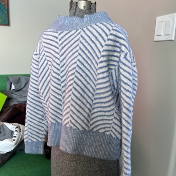 sweater - Picture 3 of 9